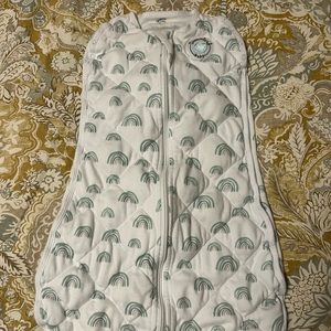 DREAMLAND BABY LIKE NEW RAINBOW GENDER NEUTRAL WEIGHTED SWADDLE